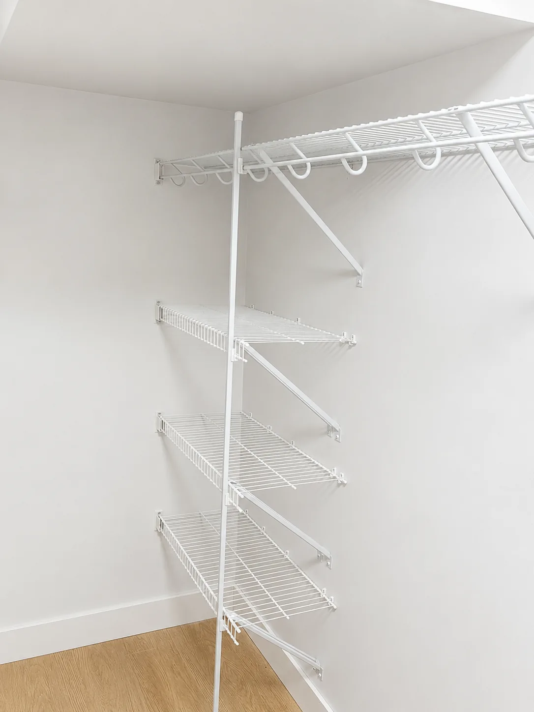 Corner wire shelving unit with hang rod